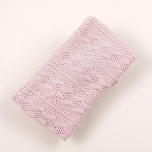 Détail de la texture en maille pointelle rose pour bandeaux et accessoires de bébé
