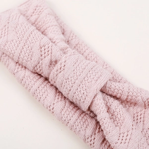Bandeau bébé en tricot jacquard rose avec nœud et texture de losanges ajourés