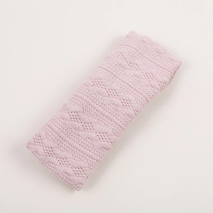 Bandeau bébé en tricot rose avec motif ajouré géométrique et nœud pour l'automne