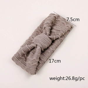 Vue détaillée du bandeau tricoté pour bébé avec nœud et dimensions de 17cm sur 7,5cm