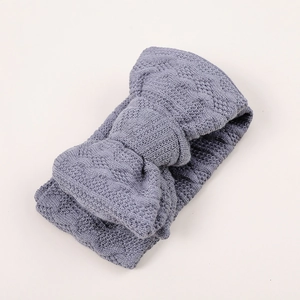 Détail du bandeau à nœud tricoté gris avec texture en losange pour enfants et bébés