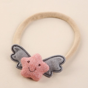 Bandeau bébé en nylon avec étoile en peluche rose et ailes sur fond beige doux