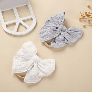 Detail weicher Baumwoll-Musselin-Baby-Stirnbänder mit großen Schleifen und Nylonband