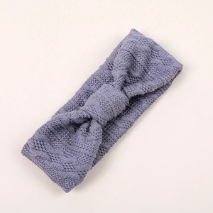 Détail du bandeau tricoté pour bébé avec motif de losanges ajourés en violet poussiéreux