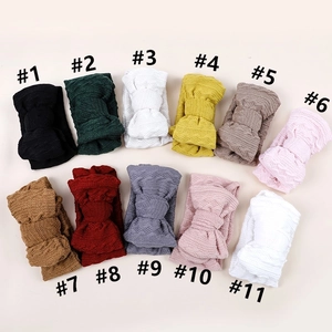 Présentation à plat de nœuds en tricot gaufré double couche en onze couleurs variées