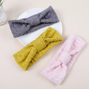 Bandeaux bébé en tricot gris, jaune et rose avec design de nœud au crochet ajouré