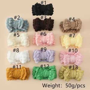 Détail de 13 bandeaux élastiques à nœuds texturés pour bébés dans diverses couleurs