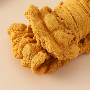 Bandeau bébé jaune gingembre avec grand nœud en tissu extensible à texture popcorn