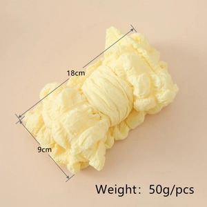 Détail montrant la taille 18x9cm et la texture gaufrée de ce bandeau jaune pour bébé