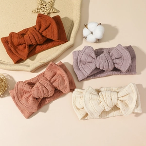 Set di quattro fasce per neonati in cotone lavorato a maglia con fiocco in vari colori pastello