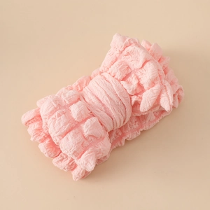 Détail de la texture du tissu bulles rose sur le bandeau élastique pour enfants