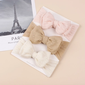 Détail de l'ensemble de trois bandeaux élastiques en tricot pour bébé avec nœuds