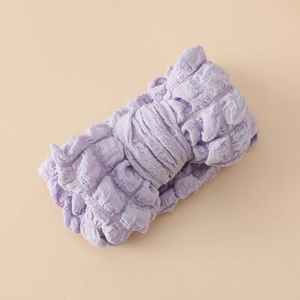 Détail de la texture gaufrée lavande et de la conception élastique du bandeau pour bébé et enfant