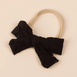 Detailansicht der weichen schwarzen Spitzen-Schleife am elastischen Baby-Stirnband