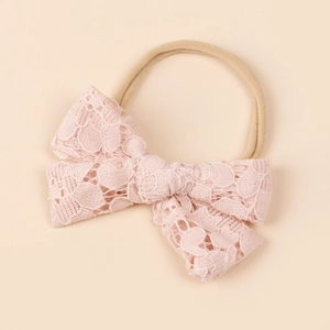 Detailansicht der rosa Spitze Schleife und des weichen Nylon-Haarbands für Babys