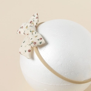 Detail eines Baby-Stirnbands mit Blumenmuster aus Baumwolle und weichem Nylonband-Gewebe