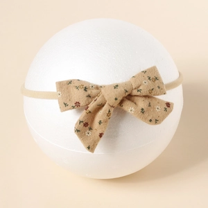 Detailaufnahme Baby-Haarband mit floraler Schleife und elastischem Nylonband-Detail