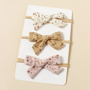 Dreiteiliges Set Baby-Stirnbänder mit Blumenmuster und Nylonband auf Displaykarte