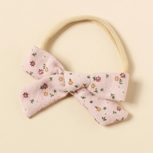 Detail eines Baby-Stirnbands mit Blumenmuster-Schleife und elastischem Nylonband