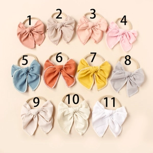 Détail de 11 bandeaux de bébé en lin coloré avec des bandes en nylon souples à plat