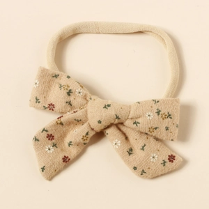 Detail eines Baby Stirnbands mit floraler Schleife aus Baumwolle und weichem Stoffmuster