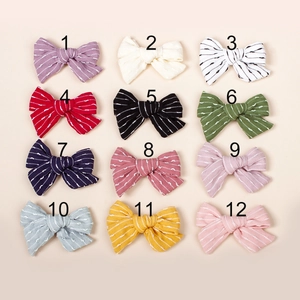 Détails de douze barrettes à nœuds en coton rayé de différentes couleurs pour les filles