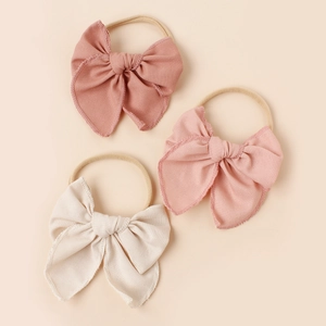 Vue détaillée de trois bandeaux bébé en lin avec des bandes élastiques en nylon doux