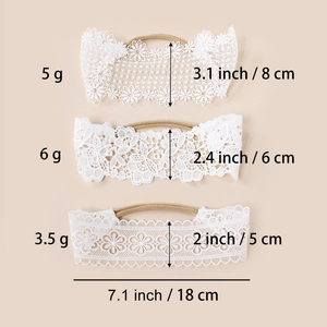 Détail de trois bandeaux bébé en dentelle blanche avec dimensions et poids indiqués