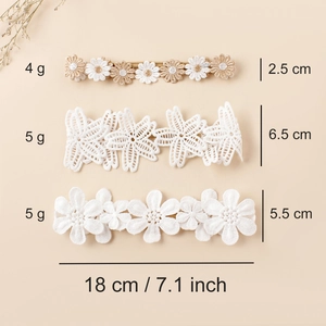 Vue détaillée de trois bandeaux en dentelle avec motifs marguerites et mesures sur fond beige