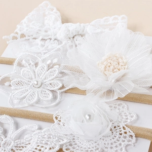 Lot de trois bandeaux pour bébé avec fleurs en dentelle blanche et perles sur nylon