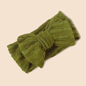 Texture détaillée du bandeau bébé en maille côtelée vert olive avec grand nœud
