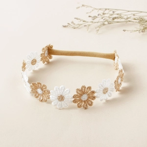 Vue détaillée de la broderie en dentelle de marguerite sur le bandeau souple en nylon