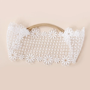 Détail d'un bandeau en dentelle blanche avec bande en nylon souple pour bébés