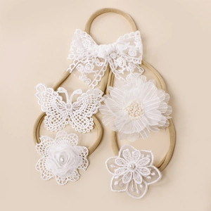 Vue détaillée du lot de 5 bandeaux bébé avec fleurs en dentelle blanche et perles