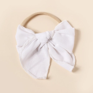 Gros plan détaillé du bandeau blanc en lin avec bande élastique en nylon pour bébés
