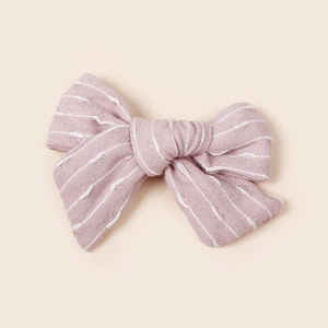 Détail du nœud papillon rose rayé avec tissu tissé pour filles et enfants