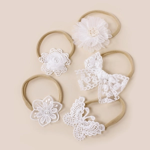 Détail de lot de 5 bandeaux bébé avec fleurs en dentelle blanche, perles et nylon