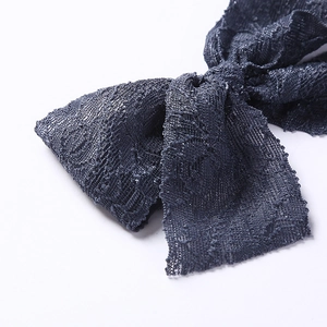 Barrette à cheveux avec nœud en maille brodée gris foncé et détails en dentelle fine