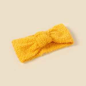 Detailansicht eines leuchtend gelben Baby-Stirnbandes aus Fleece mit Knotentextur