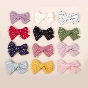 Lot de 12 barrettes à cheveux à nœuds rayés colorés pour filles présentées à plat