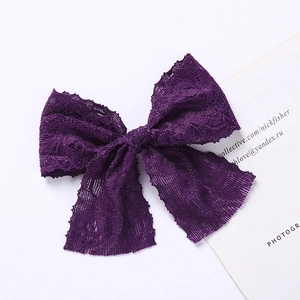 Vue détaillée du nœud en dentelle violette avec texture en maille et bordures festonnées
