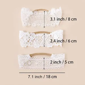Lot de trois bandeaux en dentelle blanche pour bébé avec des tailles variées et souples