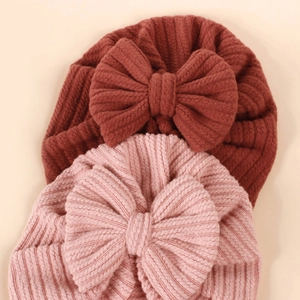 Gestrickte Baby-Turban-Mützen mit großen Schleifen in Dunkelrot und Rosa für Säuglinge