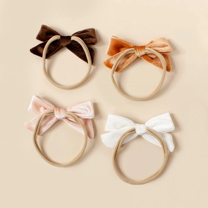 Ensemble détaillé de quatre bandeaux en velours doux en tons marron, caramel, rose et blanc