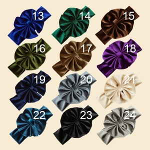 Sélection de 12 bandeaux en velours avec nœuds pour bébés en couleurs assorties