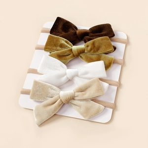 Vue détaillée de quatre bandeaux en velours pour bébé en vert olive blanc et brun