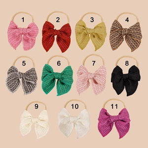 Détail de 11 bandeaux à nœuds en tissu coloré avec des bandes élastiques en nylon