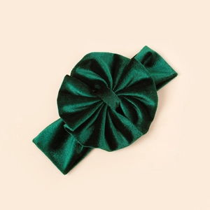 Détail du bandeau bébé en velours vert foncé avec texture de grand nœud plissé