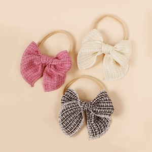 Lot de trois bandeaux pour bébé avec nœuds en tweed en rose, crème et motif à carreaux chic
