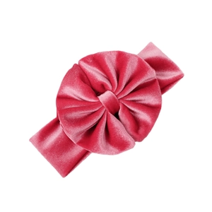 Bandeau bébé en velours rose foncé avec grand nœud plissé sur fond blanc épuré